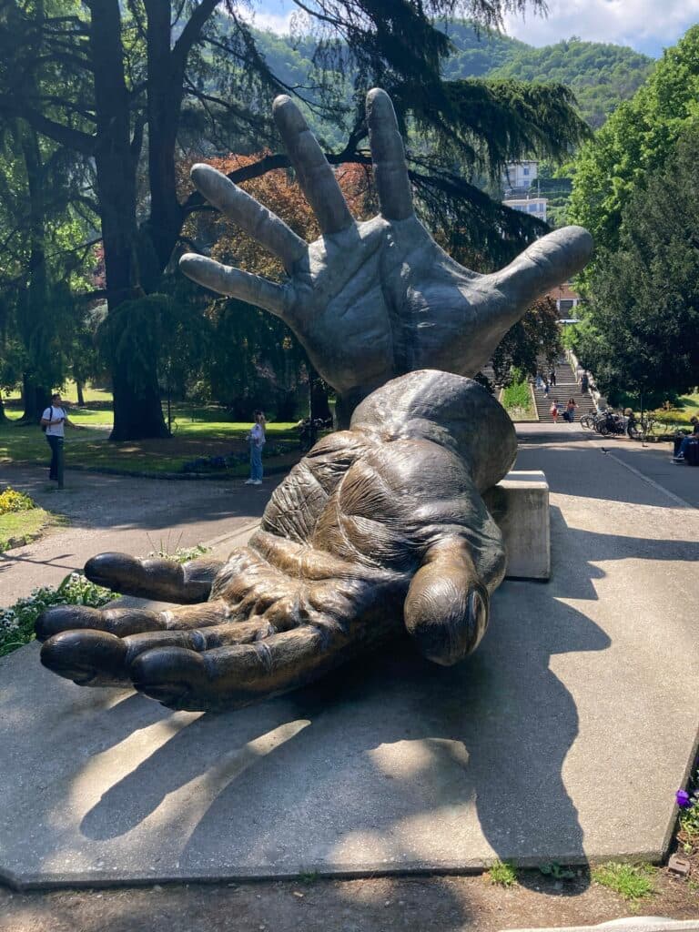 Monumento Le Mani – Como