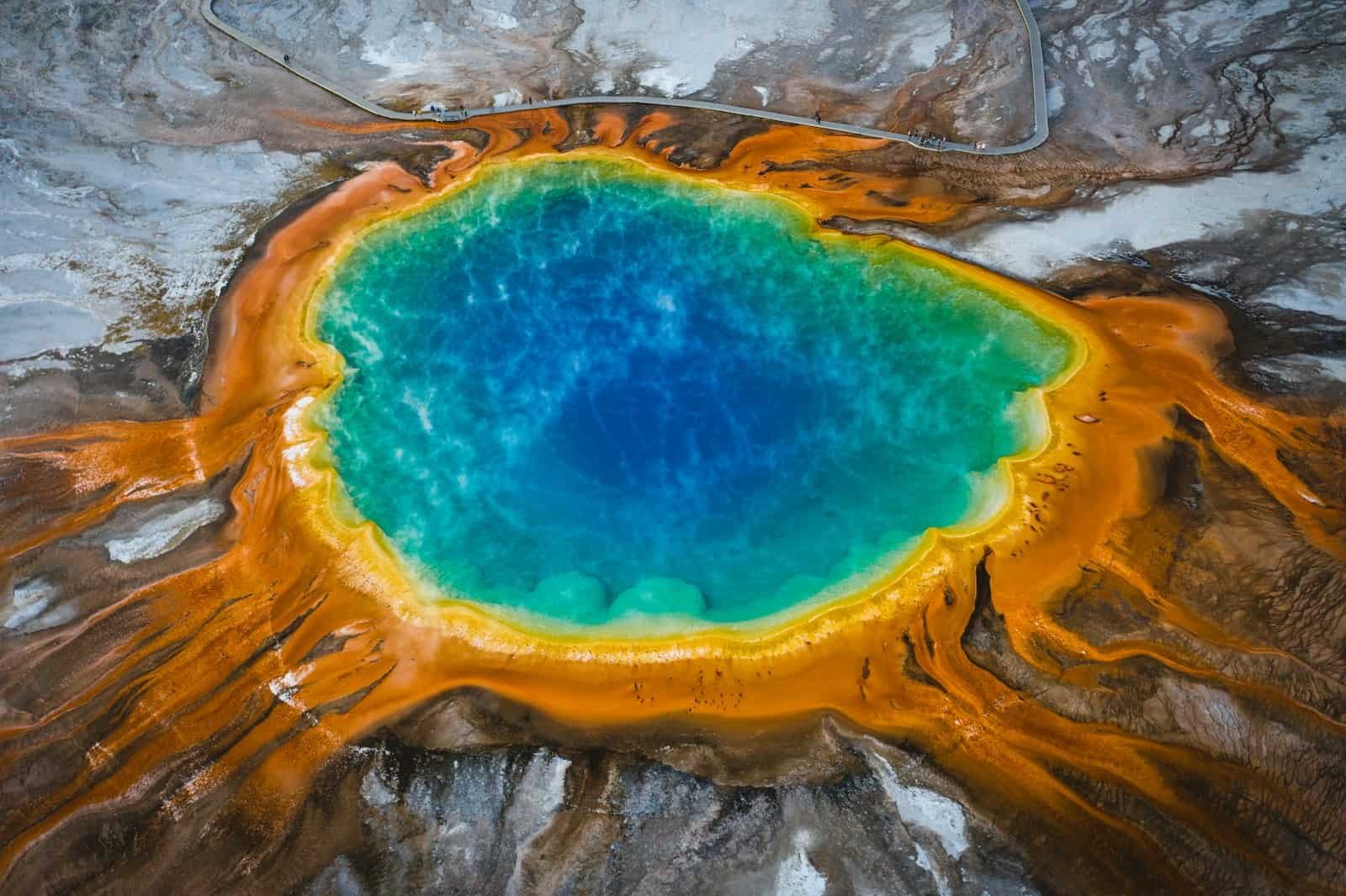 Yellowstone national park travel guide thermal pool photo