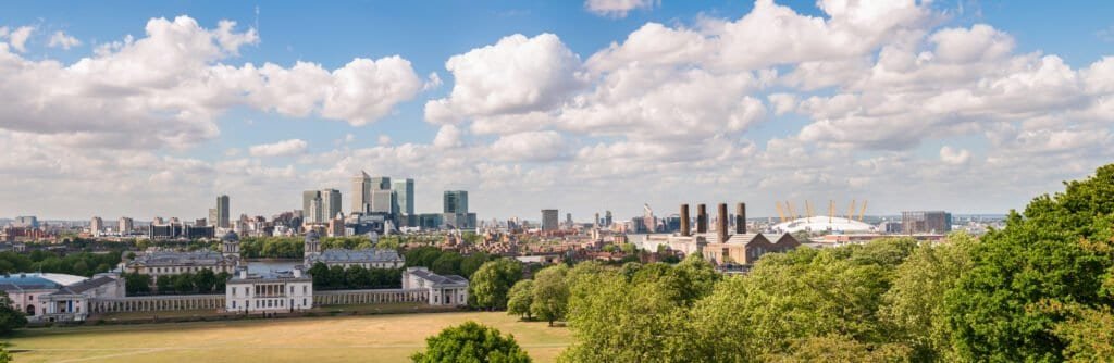 Panoramic view of canary wharf in eastern london from greenwich, united kingdom